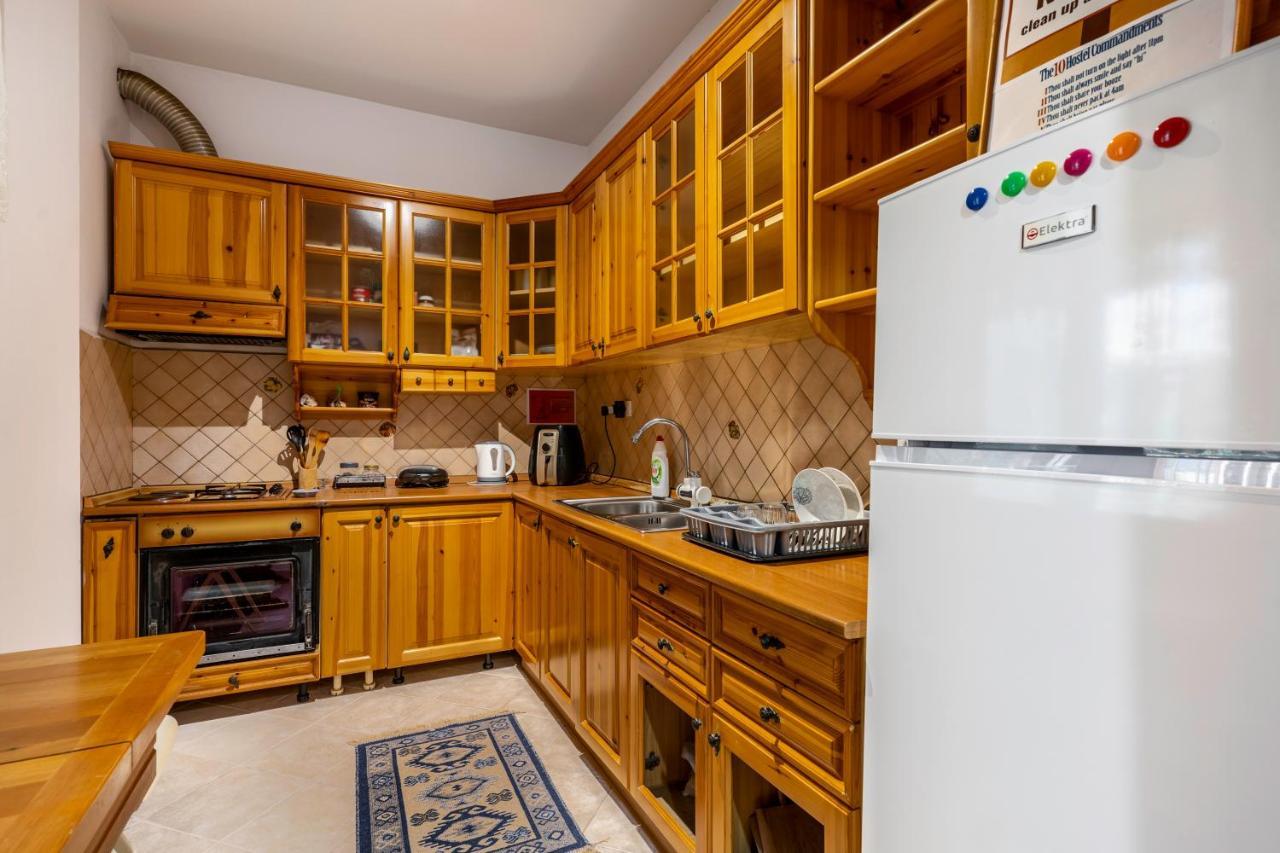 Hostel Nena Semi Тирана Экстерьер фото